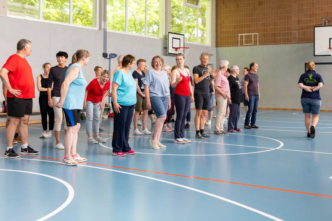 Line-Dance-Gruppe des TuS Holthusen in der Halle
