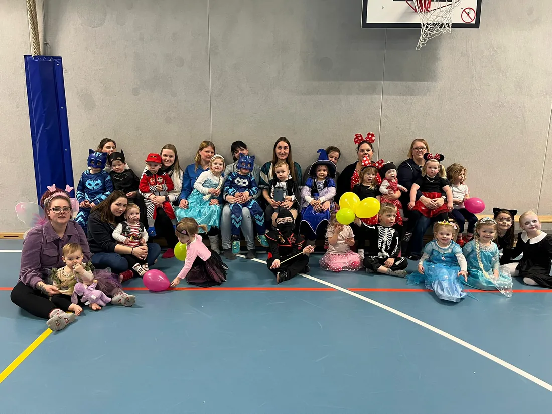 Eltern-Kind-Turnen des TuS Holthusen in der Halle