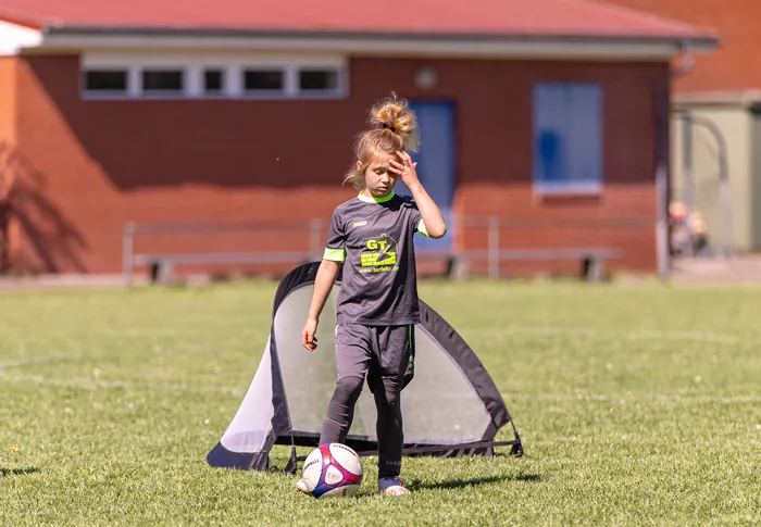 Kind der Fußballjugend am Ball, dahinter eines der kleinen Tore, wie sie bei den Spieltagen der F- und G-Jugend aufgestellt werden